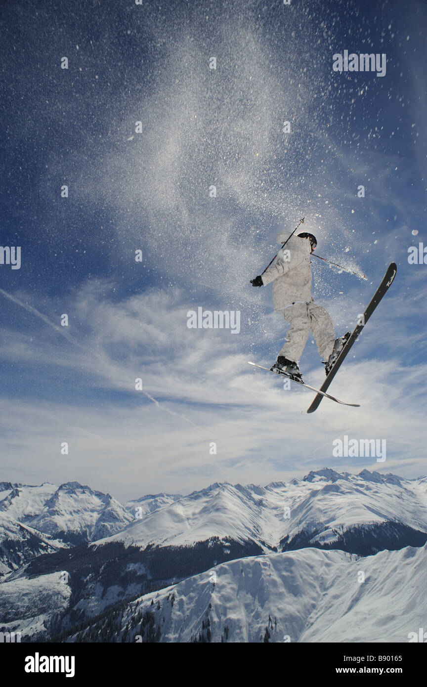 Freeskieur effectuant un saut dans les Alpes suisses Banque D'Images