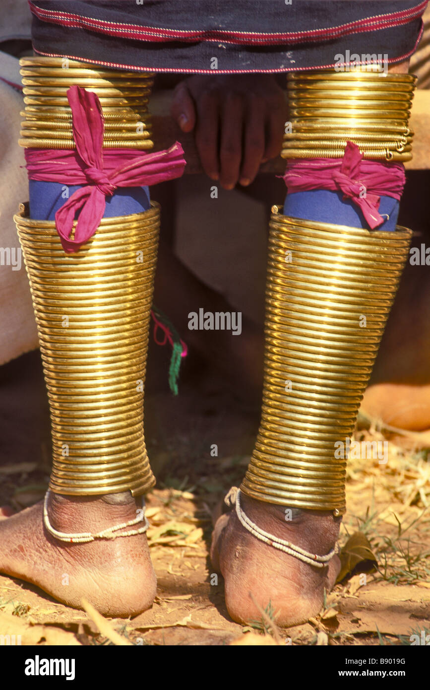 Close-up de jambes d'une femme Padaung. Banque D'Images