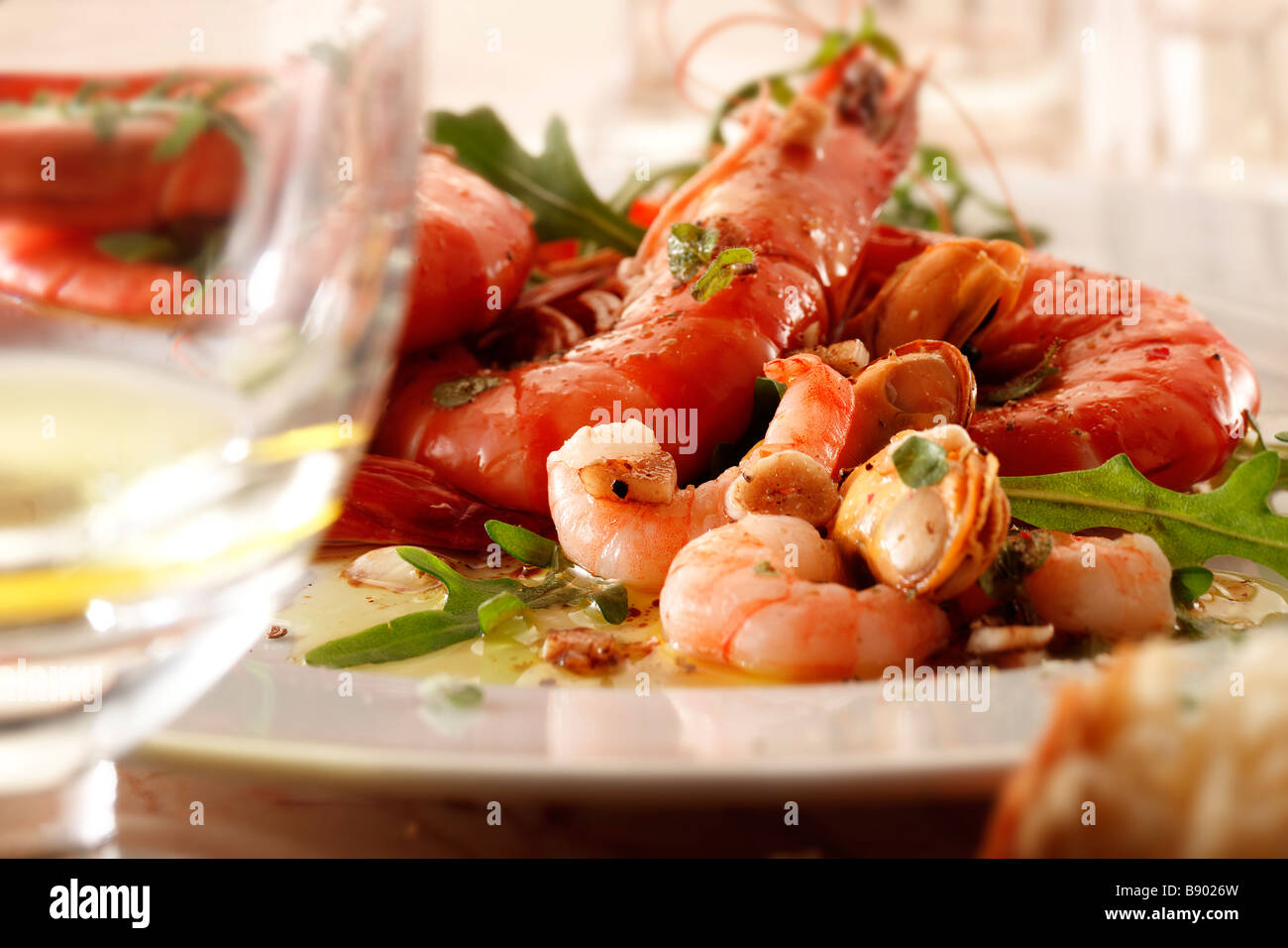 Une salade de fruits de mer avec crevettes entières moules sur une plaque blanche Banque D'Images