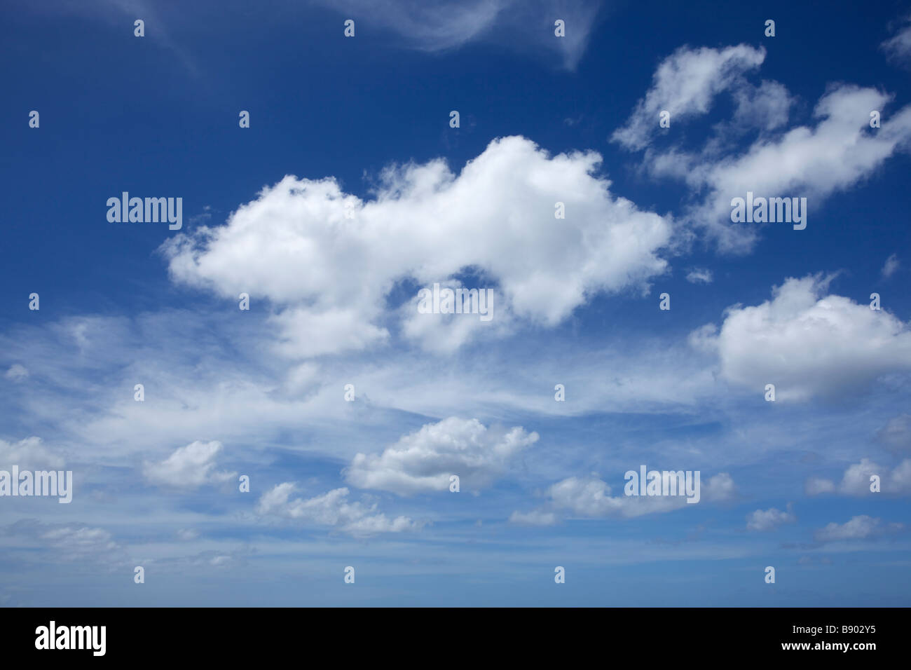 Les nuages duveteux blanc et bleu ciel au-dessus de la mer des Caraïbes, la Barbade, "West Indies" Banque D'Images Les nuages duveteux blanc et bleu ciel au-dessus de la mer des Caraïbes, la Barbade, "West Indies" Banque D'Images