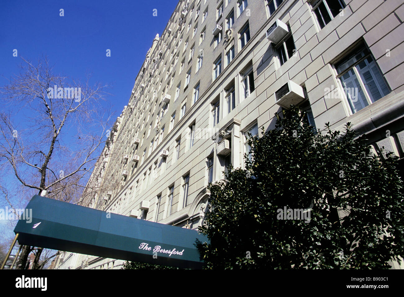 The Beresford at 211 Central Park West immeuble résidentiel de luxe entrée canopée Upper West Side New York City NYC USA Banque D'Images