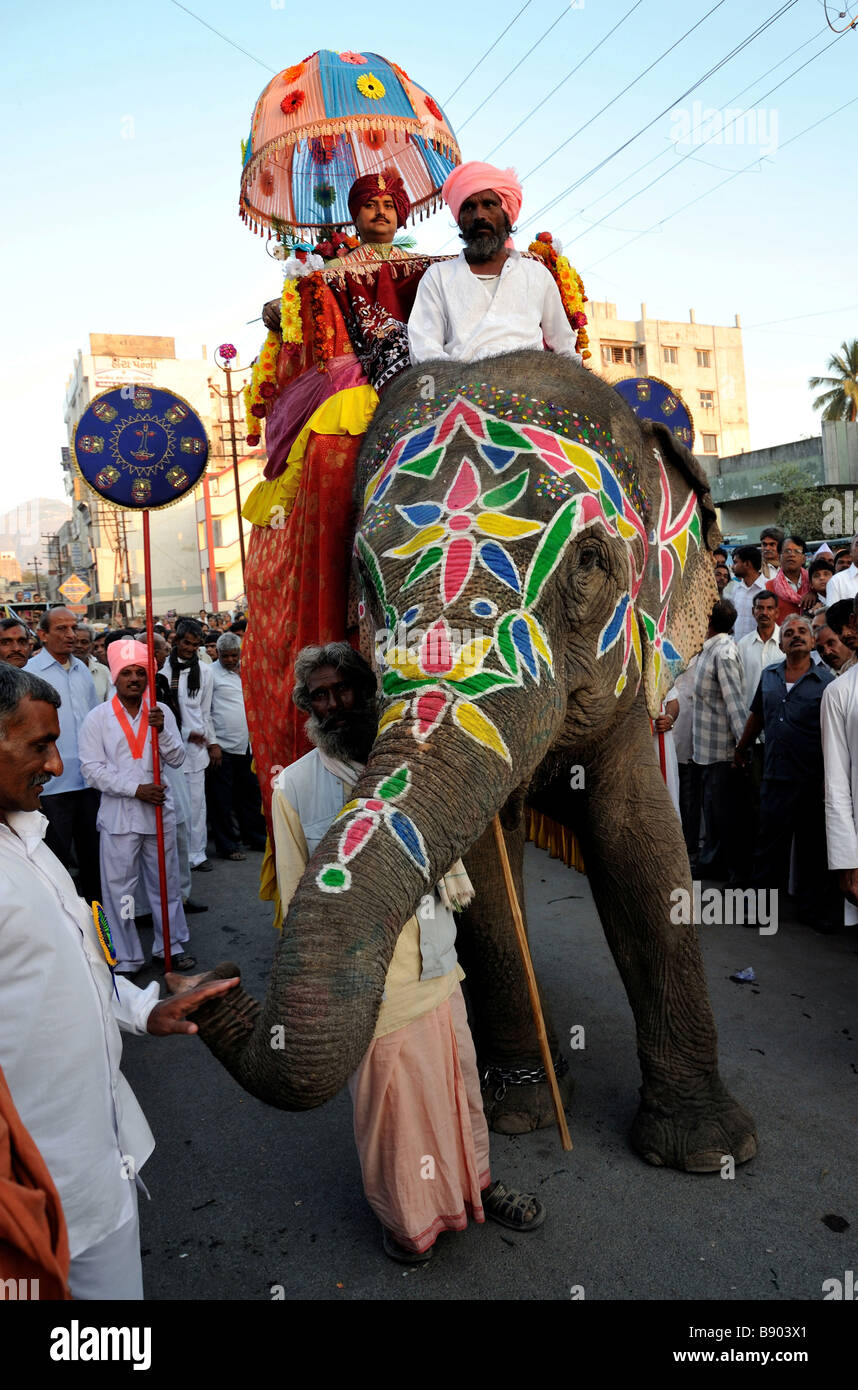 Procession religieuse et de l'éléphant mahout Inde Banque D'Images