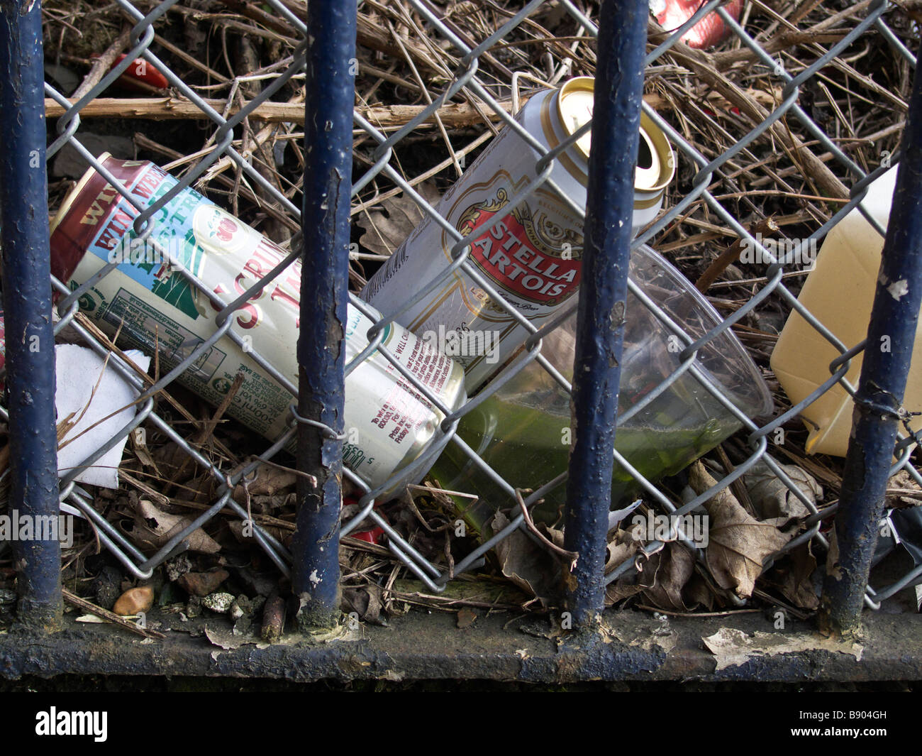 Litière Boîtes de boissons derrière des grilles. Banque D'Images