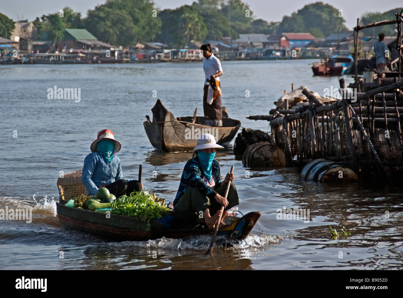 Lac Tonlé Sap du Cambodge avec les femmes du village flottant sur le marché nautique Banque D'Images