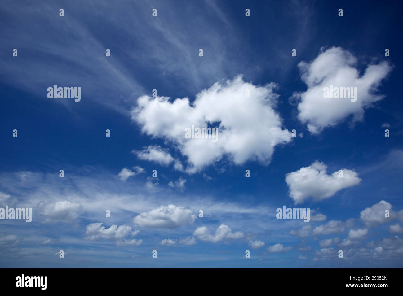 Les nuages duveteux blanc et bleu ciel au-dessus de la mer des Caraïbes, la Barbade, "West Indies" Banque D'Images Les nuages duveteux blanc et bleu ciel au-dessus de la mer des Caraïbes, la Barbade, "West Indies" Banque D'Images