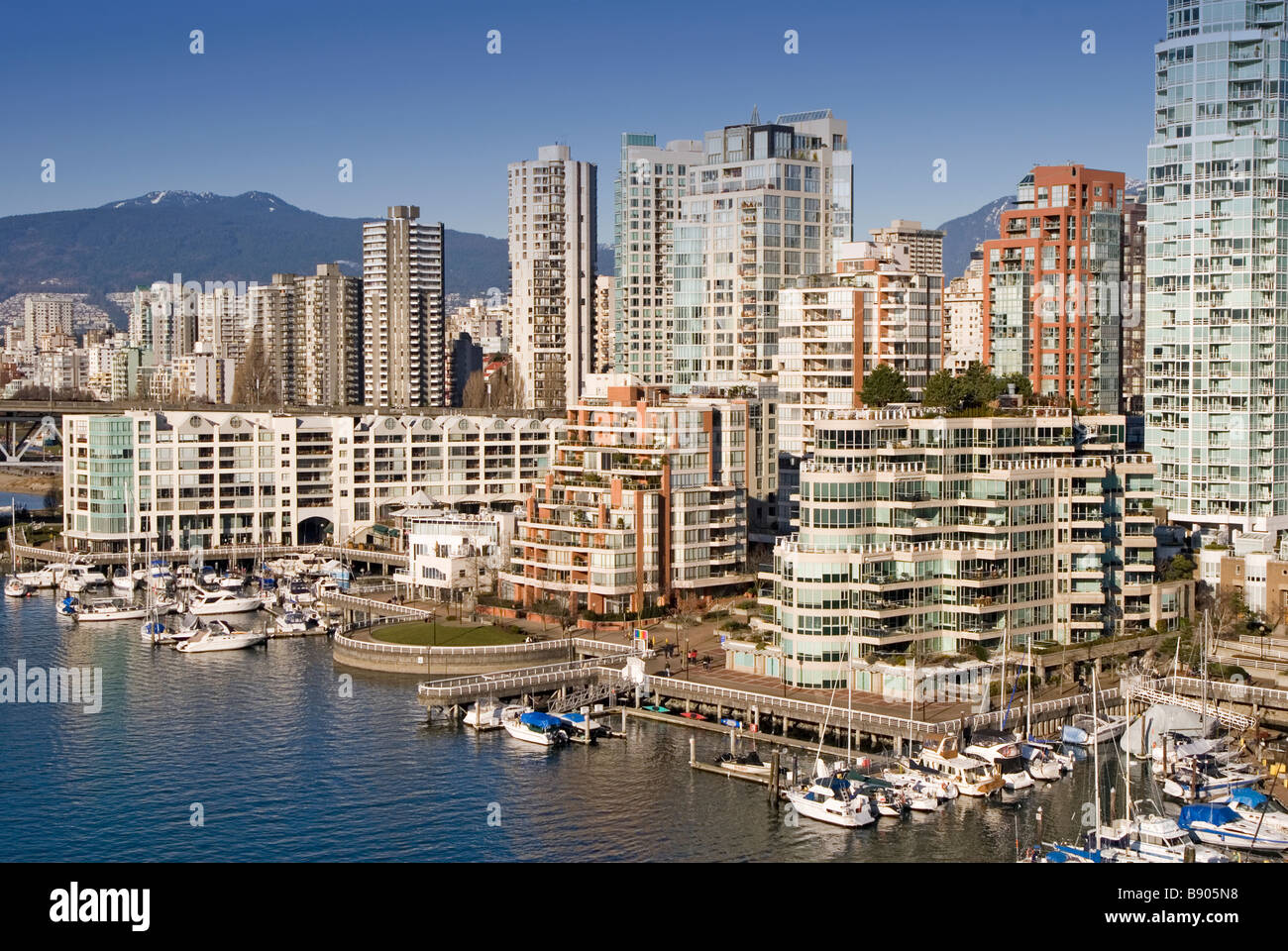 Cher condos au centre-ville de Vancouver, au bord de l'eau, montagnes en arrière-plan Banque D'Images