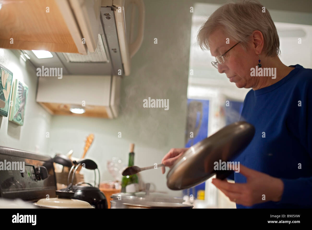 Susan Newell 60 cuisiniers dans sa cuisine Banque D'Images