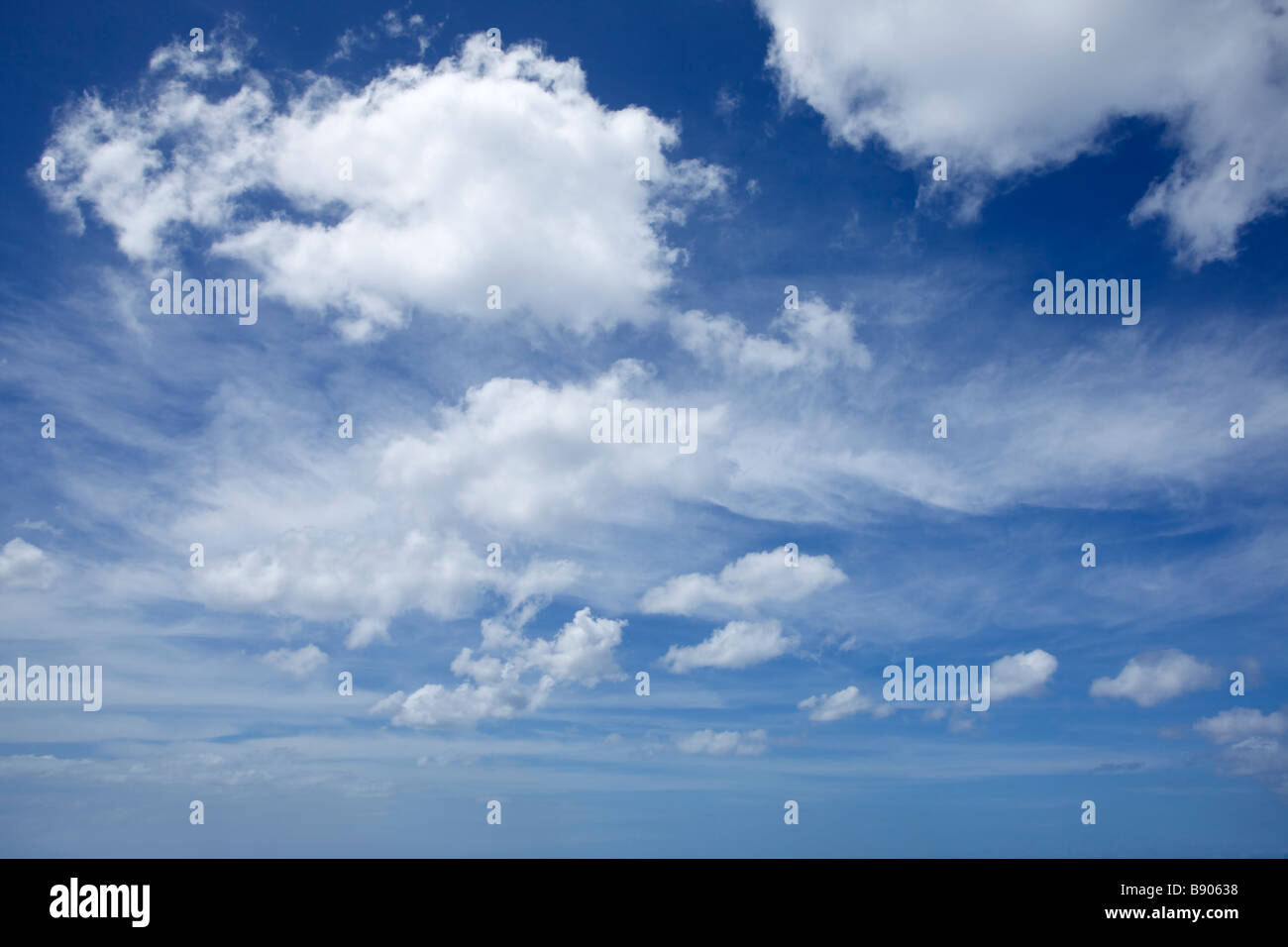 Les nuages duveteux blanc et bleu ciel au-dessus de la mer des Caraïbes, la Barbade, "West Indies" Banque D'Images Les nuages duveteux blanc et bleu ciel au-dessus de la mer des Caraïbes, la Barbade, "West Indies" Banque D'Images