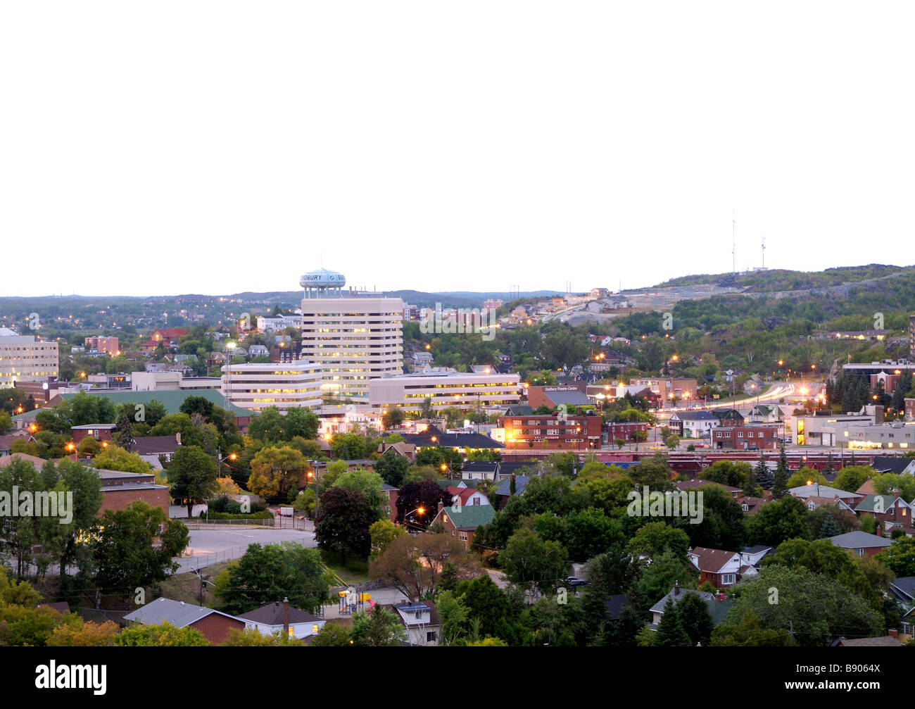 Le centre-ville de Sudbury (Ontario) au crépuscule montrant la lumière et la verdure de la ville revitalisé Banque D'Images