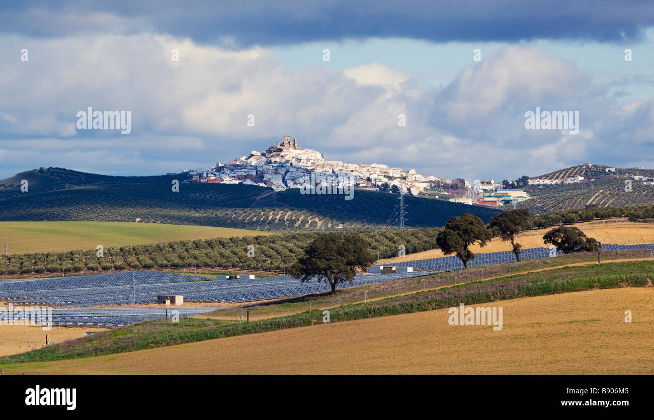 Espejo Cordoba Province Espagne La ville avec l'installation de panneaux solaires en face Banque D'Images