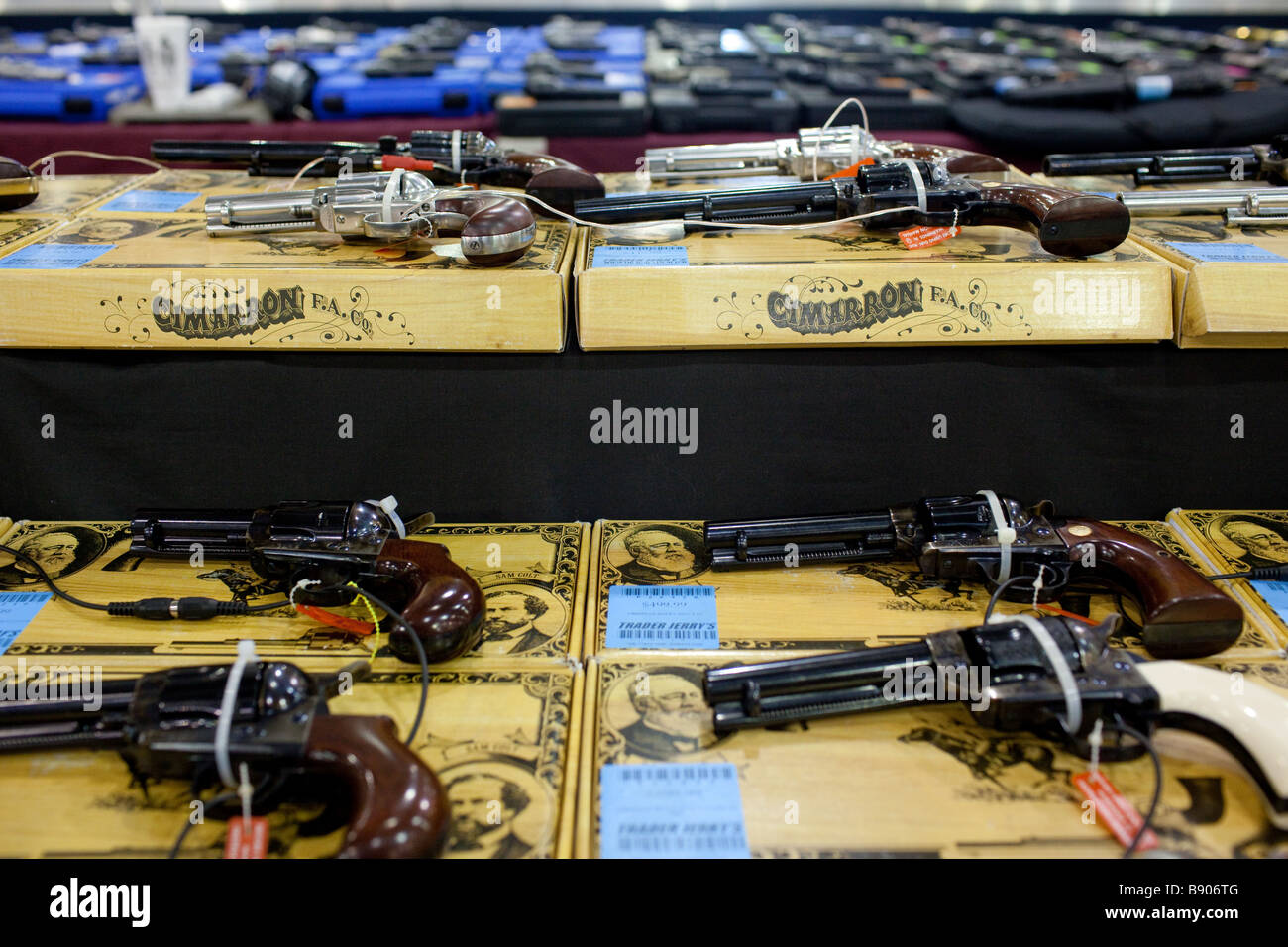 Les armes à feu sont affichées sur un tableau les vendeurs à vendre à une exposition d'armes à feu en Virginie. Banque D'Images