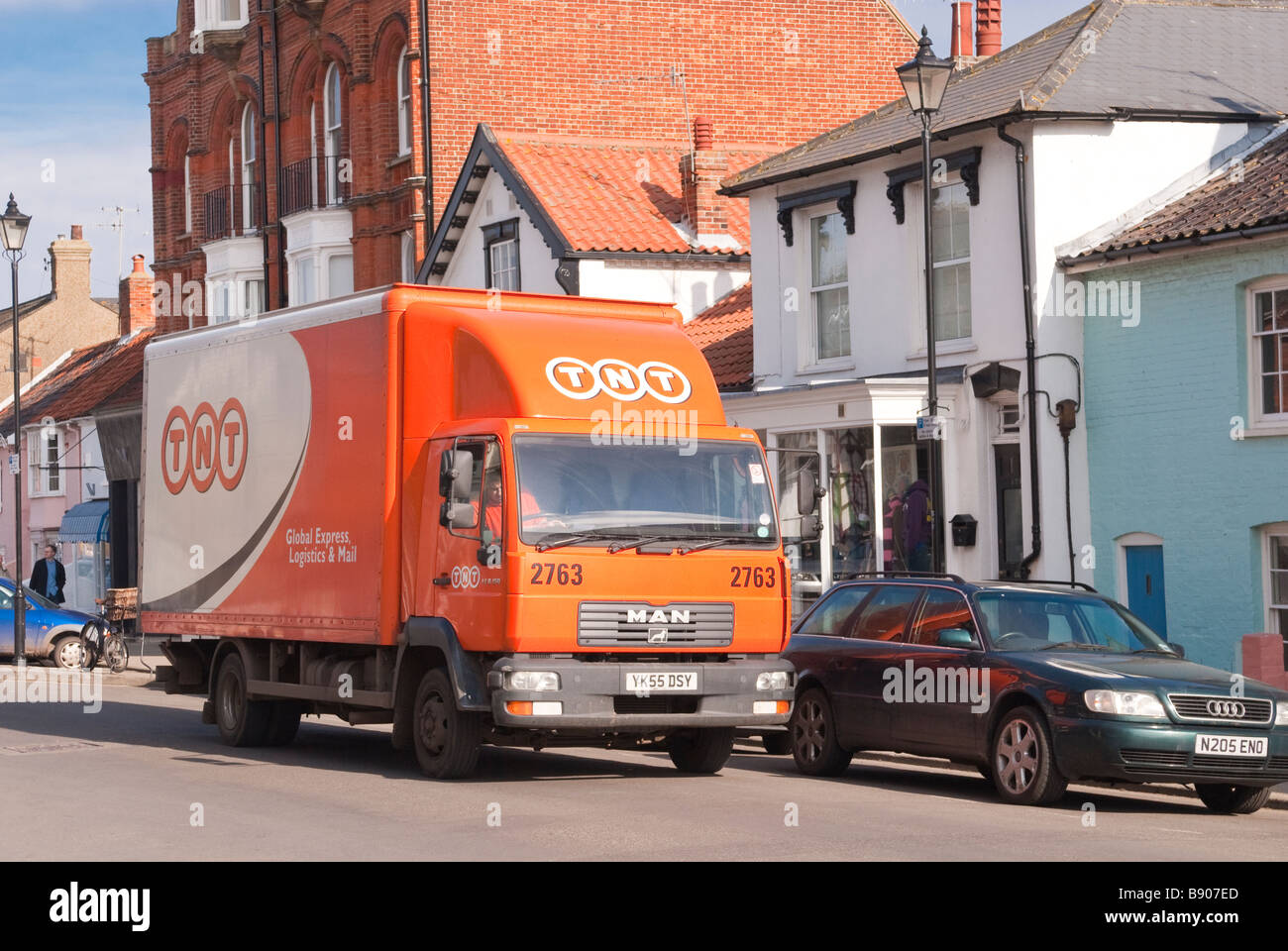 Un camion de livraison de courrier TNT la livraison du véhicule à l'oeuvre dans un colis uk street Banque D'Images