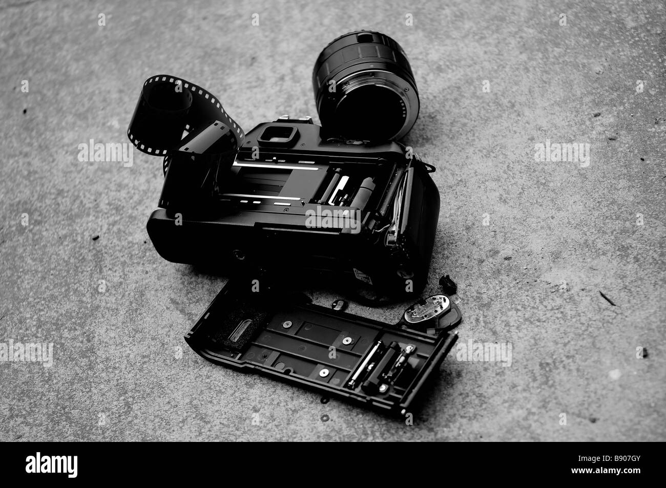Broken camera Banque d'images noir et blanc - Alamy