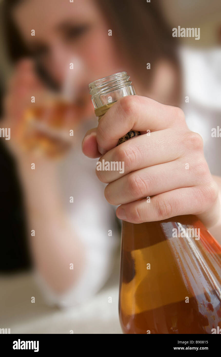 Adolescent / femme de boire de l'alcool Banque D'Images