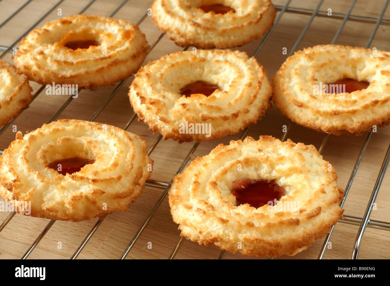 Des petits biscuits faits maison avec de la confiture de noix de coco remplie Banque D'Images