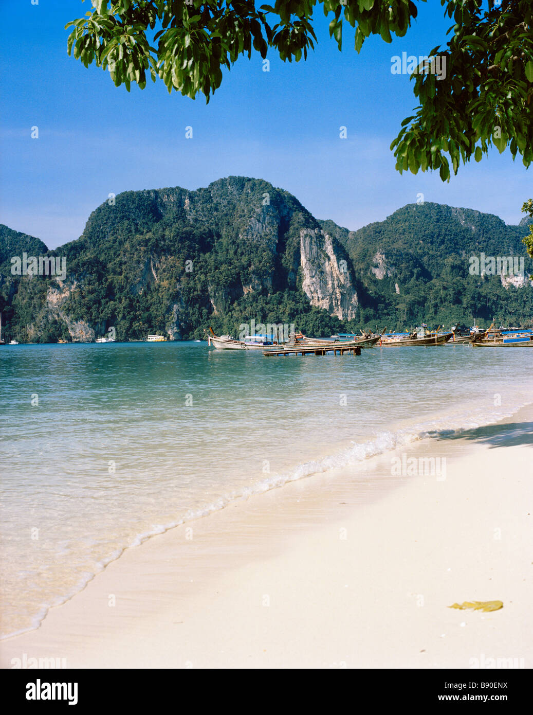 Une plage de sable fin de la mer de Thaïlande. Banque D'Images