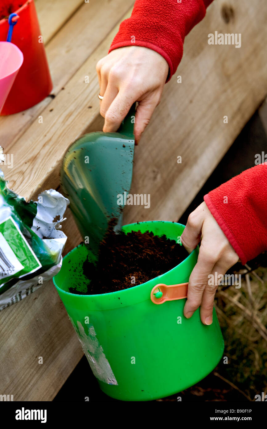 Une femme travaillant dans un jardin de près. Banque D'Images