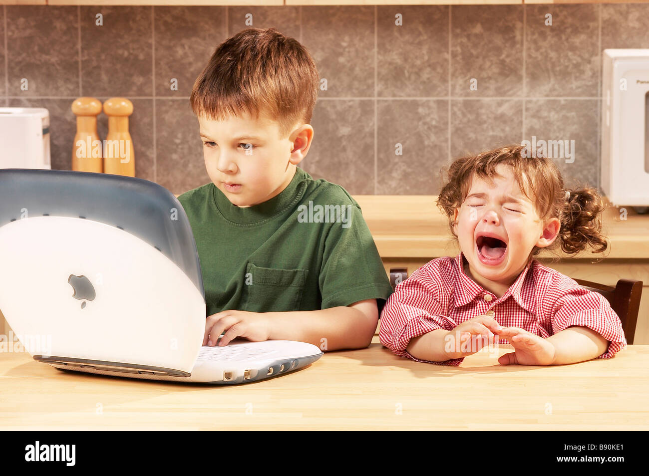 FV LDYN3, Matthew Plexman ; Boy Using Laptop, Soeur assis à côté de lui en pleurant Banque D'Images