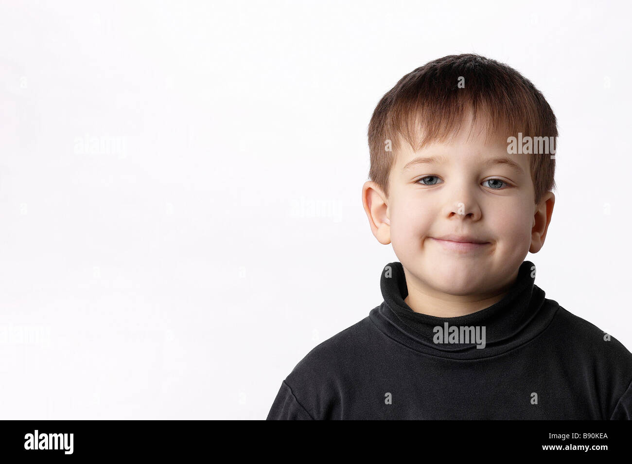 FV3887, Matthew Plexman ; portrait souriant d'un garçon, appareil photo, fond blanc Banque D'Images