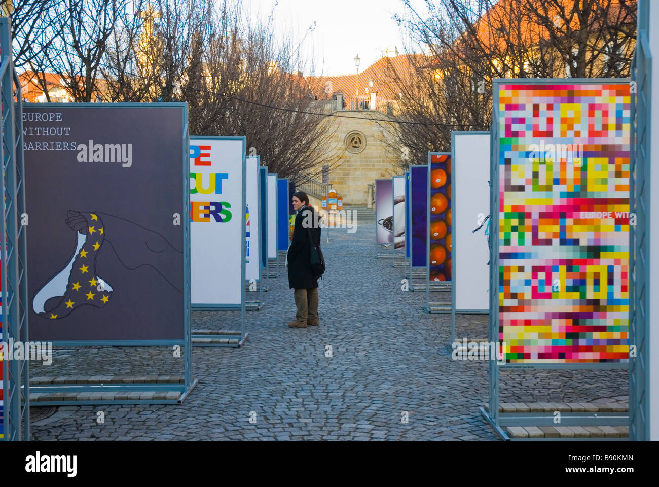 Exposition d'affiches intitulée l'Europe sans barrières en l'honneur de la présidence tchèque de l'UE sur l'île de Kampa inPrague Eur République Tchèque Banque D'Images