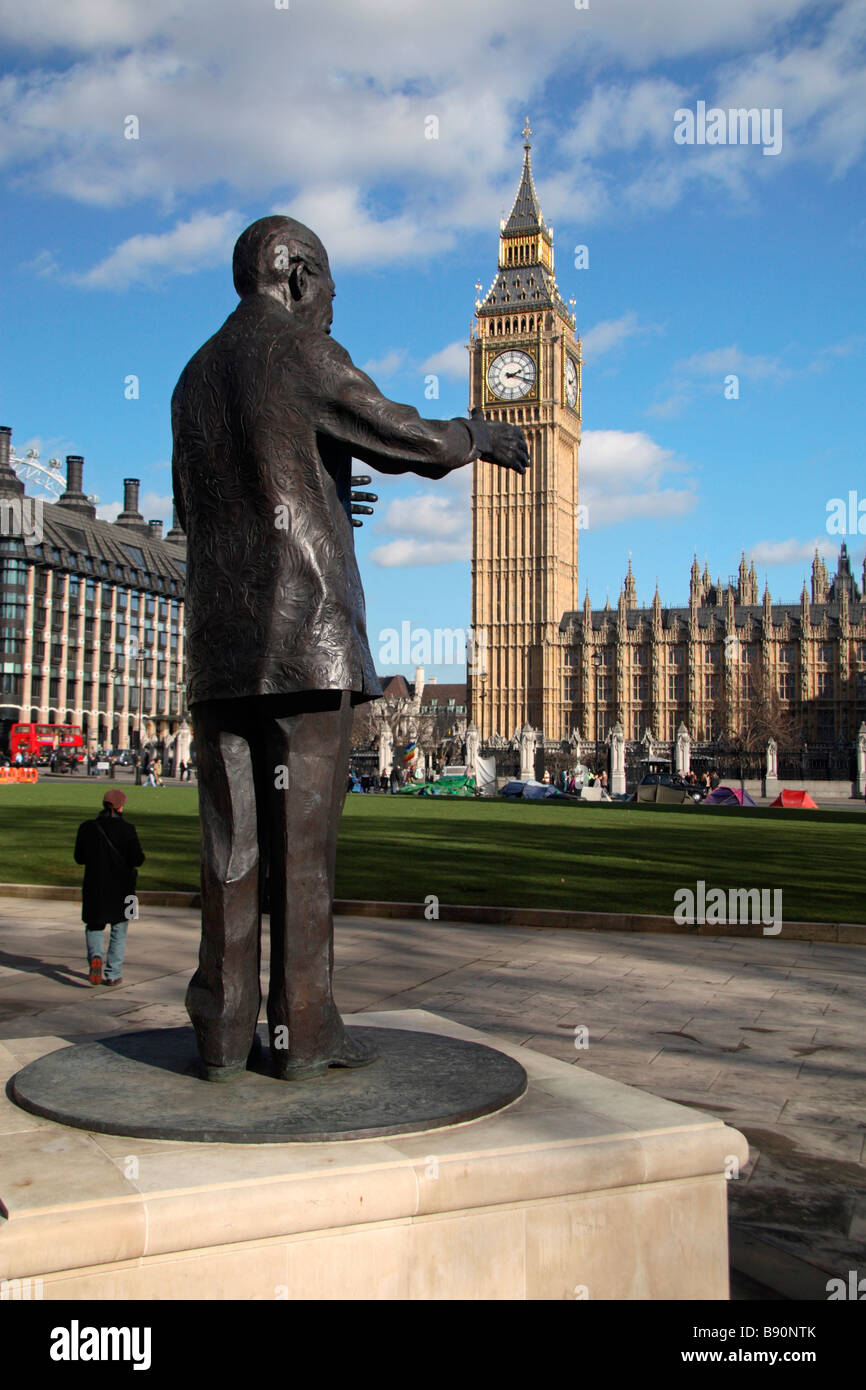 L'Elizabeth Tower tour de l'horloge (Big Ben) et la statue de Nelson Mandela à la place du Parlement, Londres. Banque D'Images