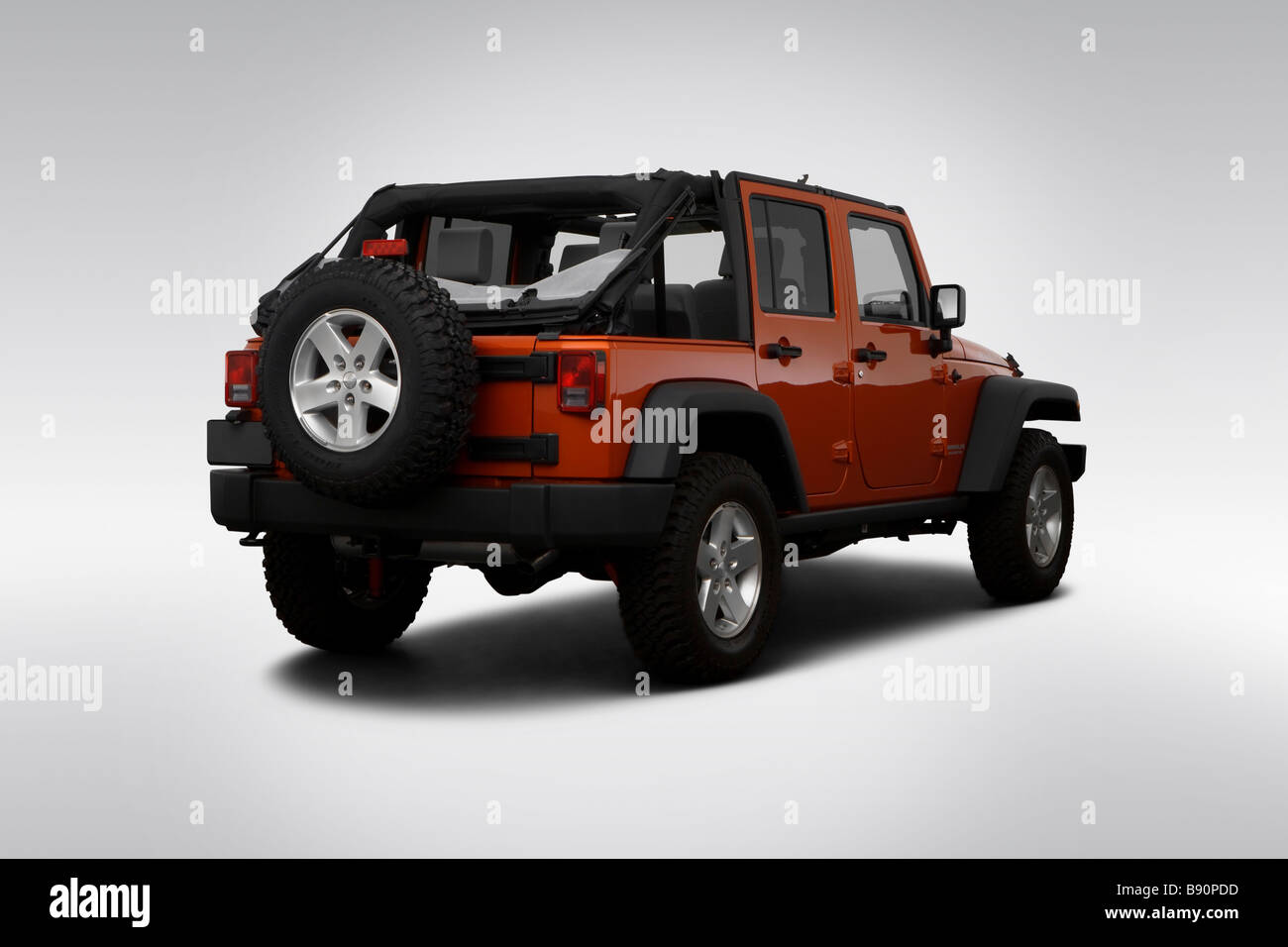 2010 Jeep Wrangler Unlimited Rubicon en Orange - vue d'angle arrière Banque D'Images