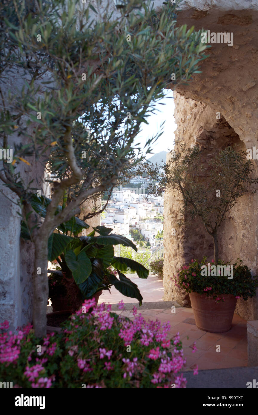 La marche de la piscine de l'hôtel Caruso de Ravello Italie tôt le matin avec le ciel bleu et le soleil Banque D'Images