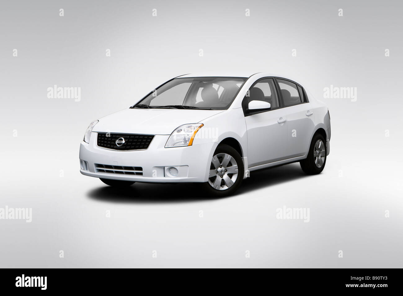 2009 Nissan Sentra 2.0 en blanc - angle de vue avant Banque D'Images