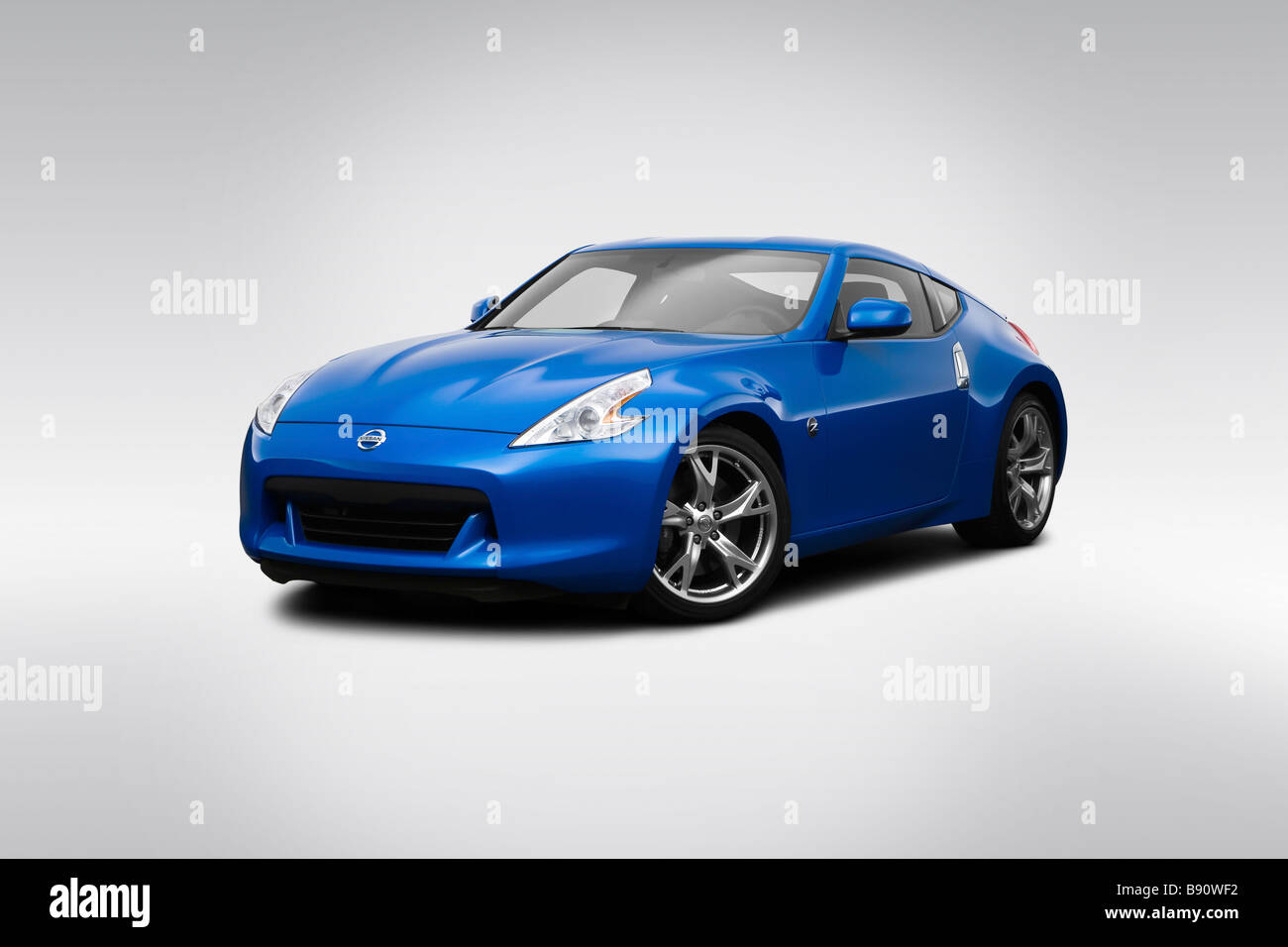 2009 Nissan 370Z SPORT 6MT en bleu - angle de vue avant Banque D'Images