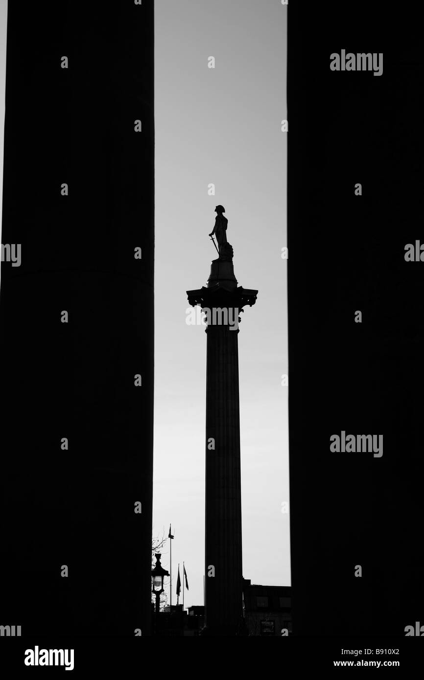 La colonne Nelson vu à travers les colonnes de St Martin-in-the-Fields church, Trafalgar Square, Londres Banque D'Images