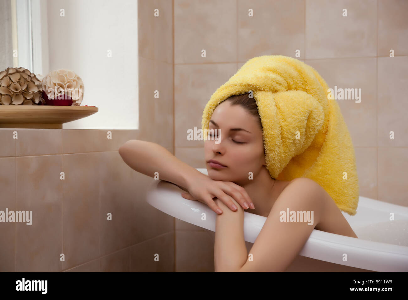 Jeune femme belle dans la salle de bains rétro Banque D'Images