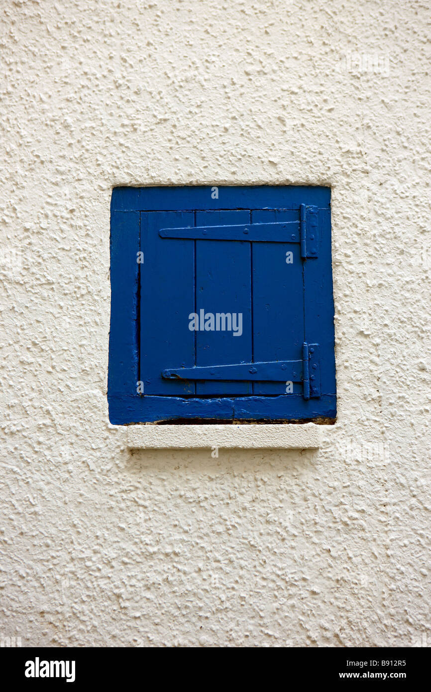 Porte bleue dans un mur blanc Banque D'Images