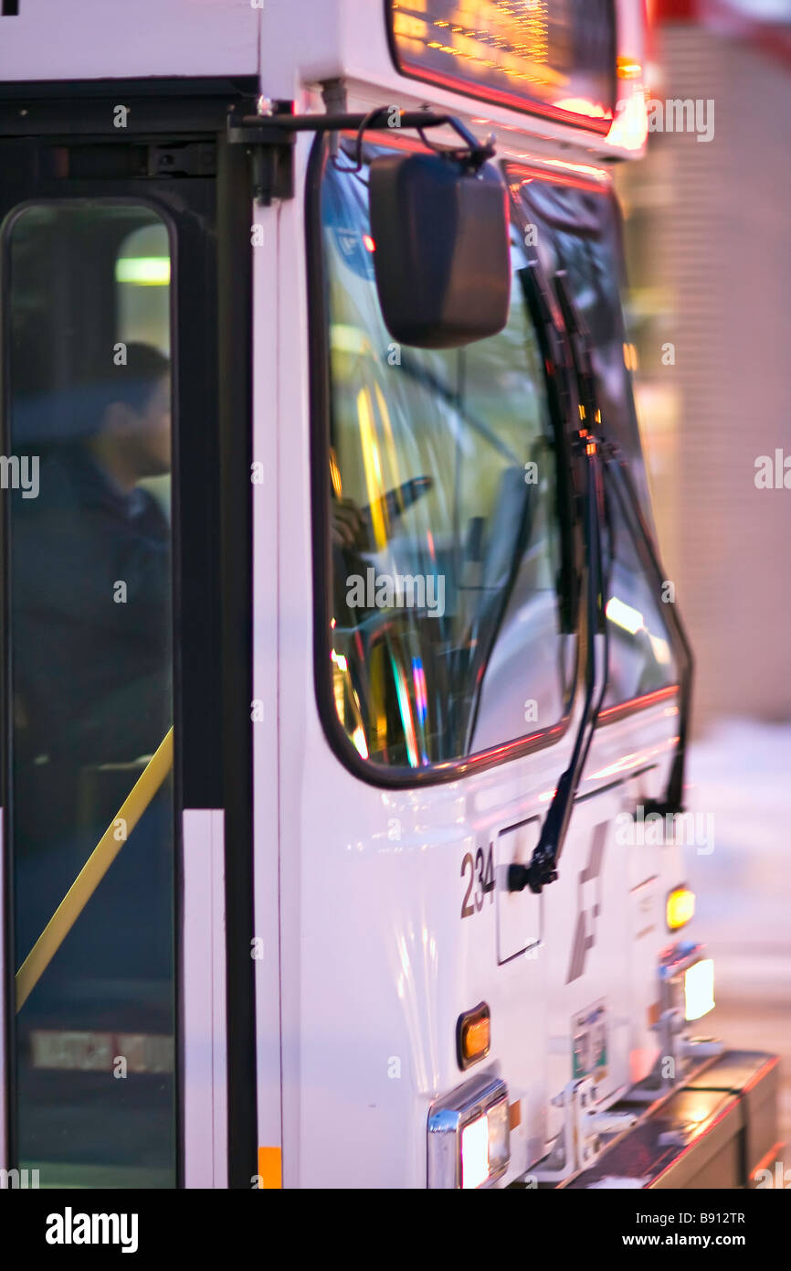 Bus de transport en commun à proximité. Banque D'Images