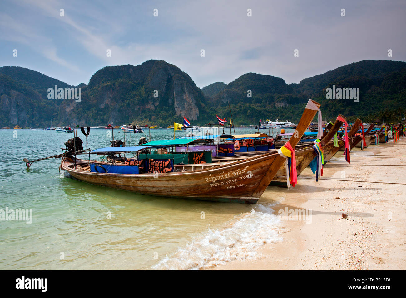 Thaïlande : Phi-Phi Don : Tonsai Bay : Bateaux à longue queue Banque D'Images