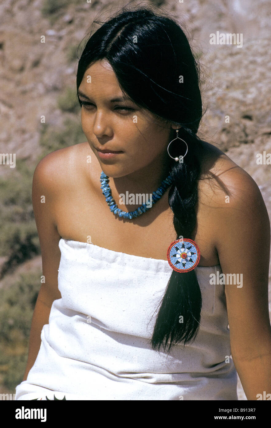 Portrait d'une belle Tesuque Pueblo Indian Girl portant un collier turquoise Banque D'Images