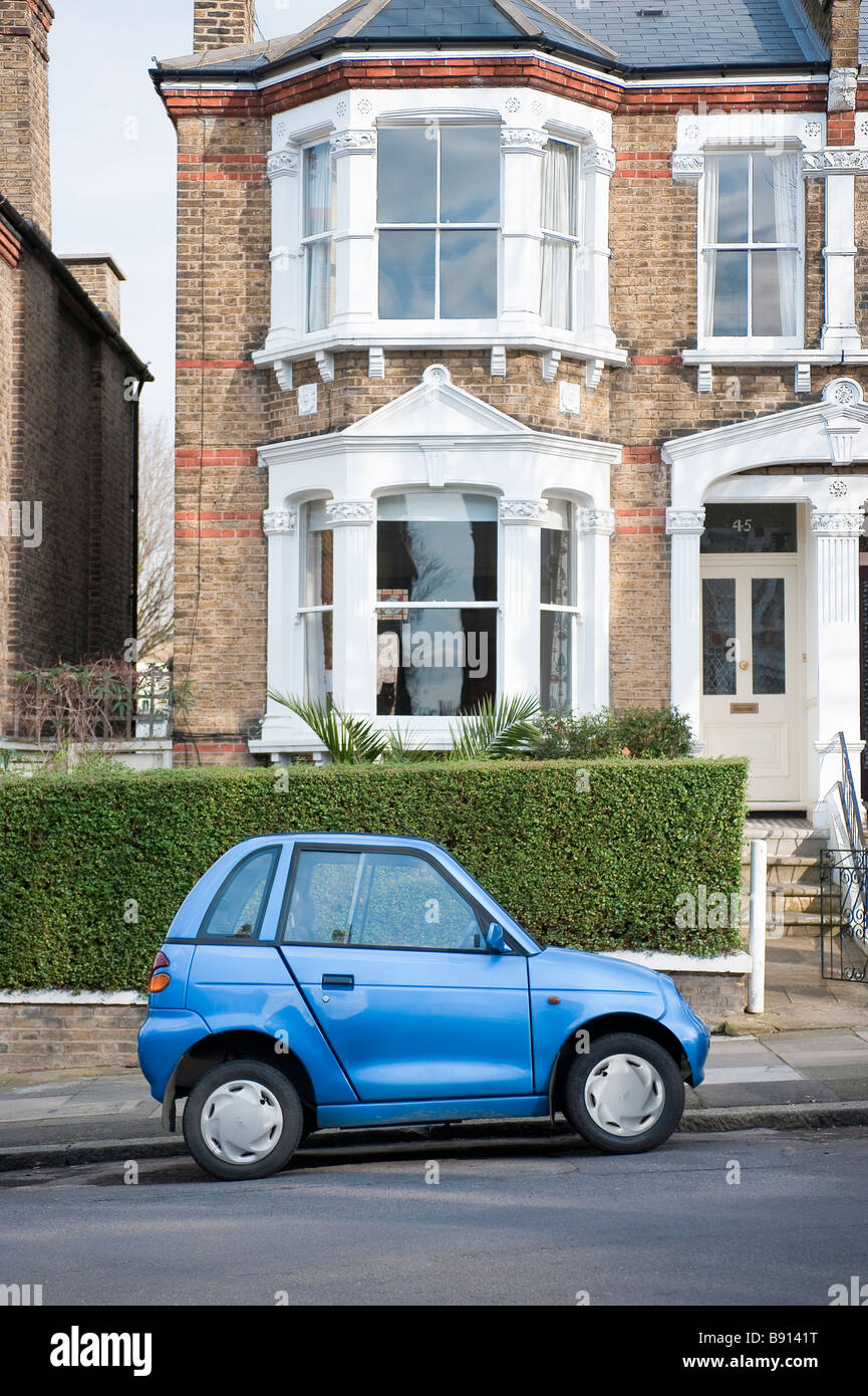 G-Wiz voiture électrique garé dans une rue résidentielle à Londres Banque D'Images