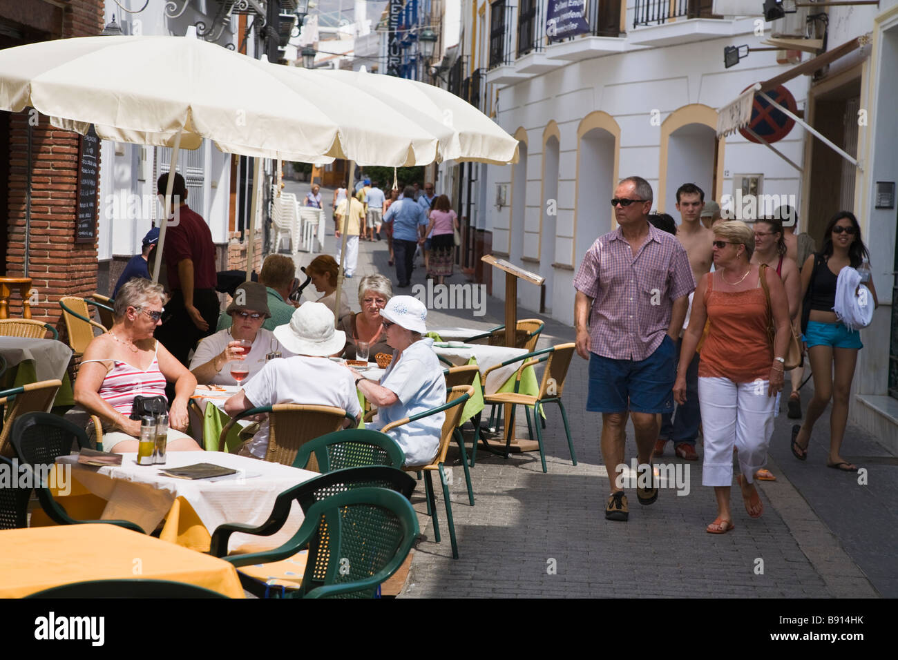 Nerja Costa del Sol Malaga Province Espagne tables de restaurant sur la rue Banque D'Images