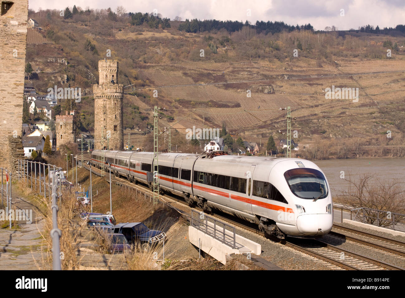 403 Classe 3 GLACES électriques à haute vitesse avec une BD Bahn intercity express services aux passagers à Oberwesel Banque D'Images