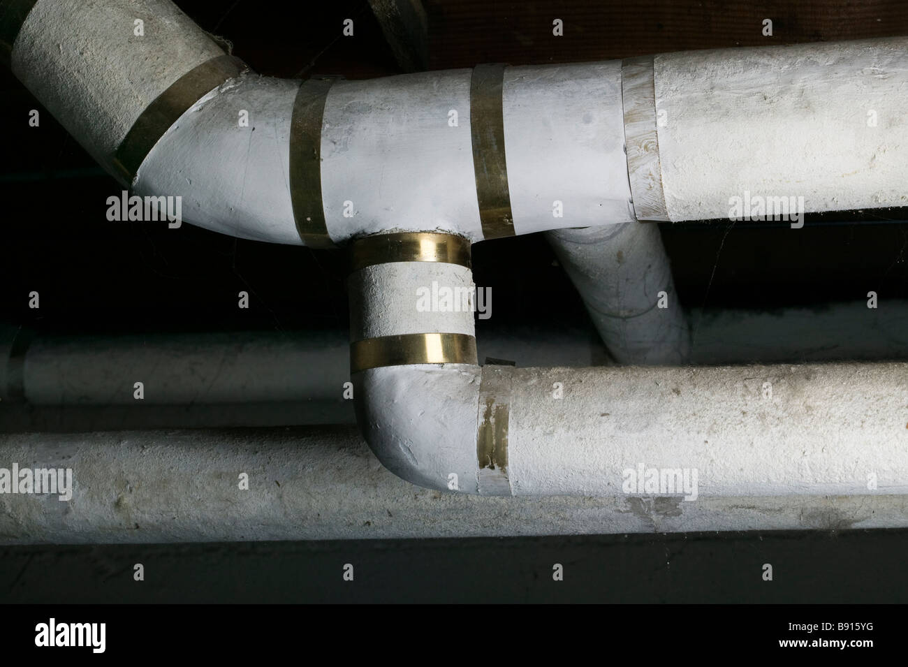 ancienne isolation tuyaux chauffage, problème d'amiante Stock Photo