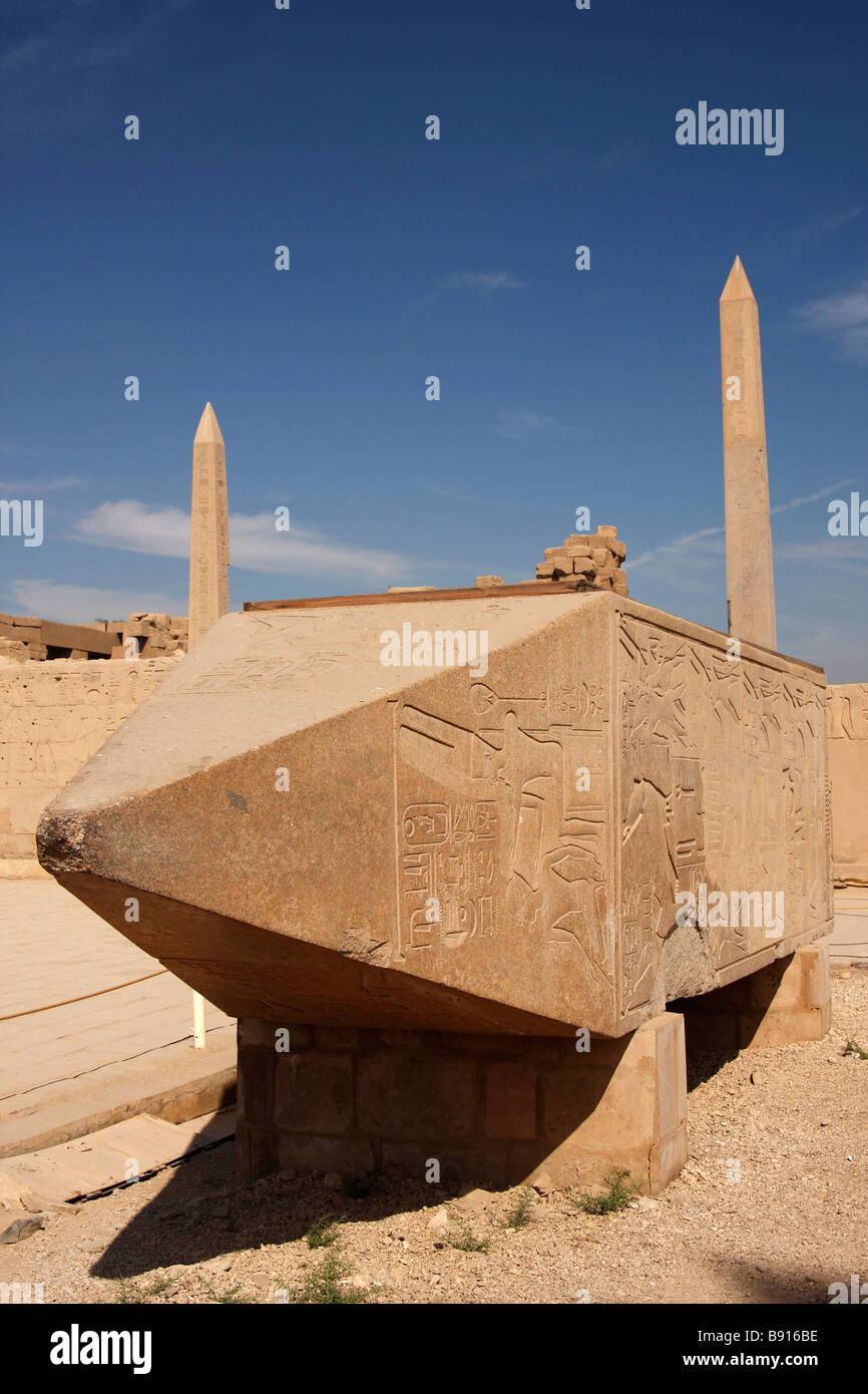 Pointe de Pyramidion obélisque tombé de la reine Hatshepsout, deux obélisques en arrière-plan, Temple de Karnak, Louxor, Egypte Banque D'Images