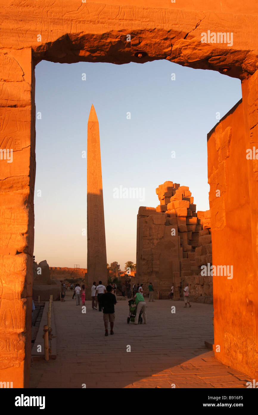 Obélisque de Pharaon Thoutmosis I encadrées par porte de pierre au coucher du soleil, Temple de Karnak Cour centrale, Luxor, Egypte, [Afrique du Nord] Banque D'Images