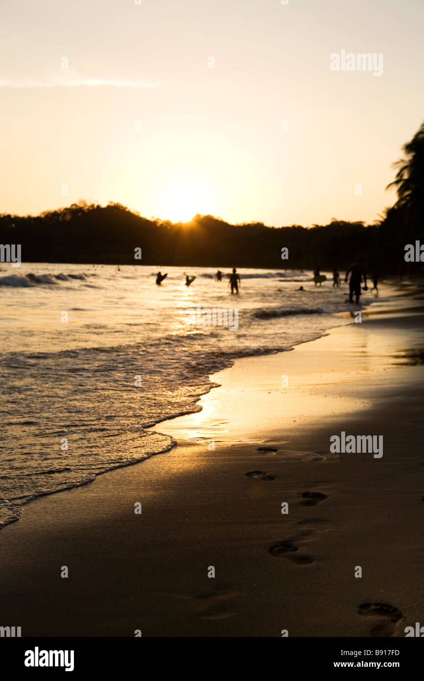 Coucher du soleil à plage de Samara au Costa Rica. Banque D'Images