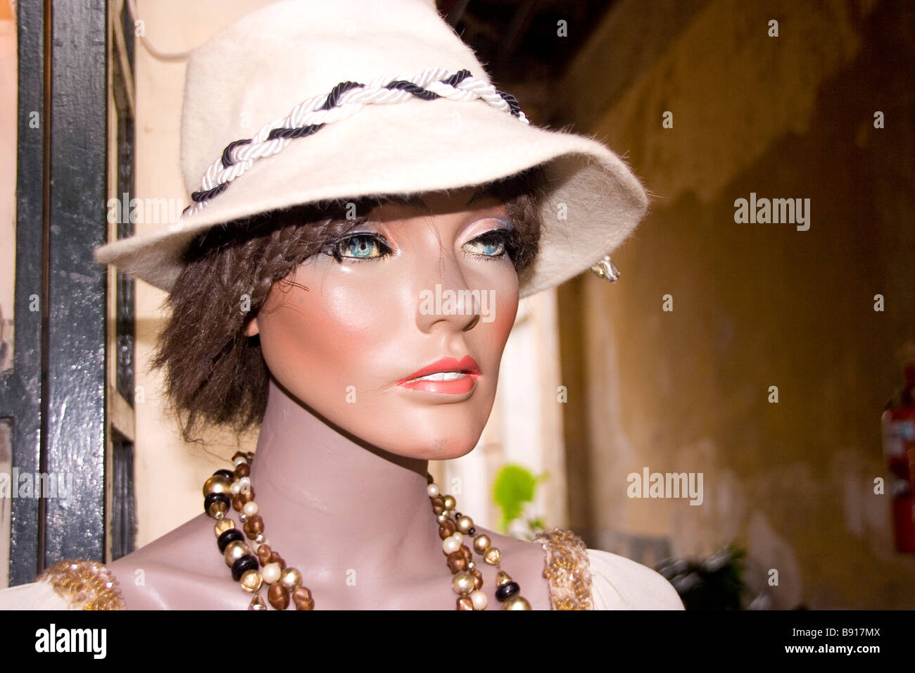 Un mannequin vintage avec un chapeau un collier. Banque D'Images