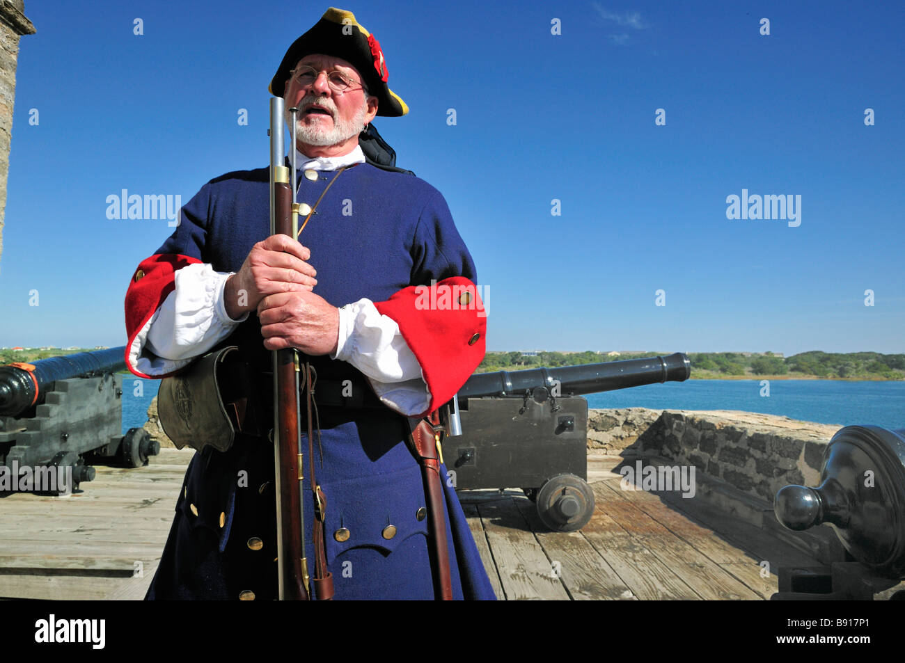 Richard Shortlidge vêtu comme un soldat espagnol dans les années 1740, décrit son mousquet à âme lisse Fort Matanzas Banque D'Images