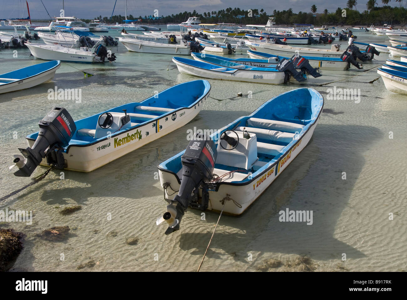 Les bateaux d'excursion au village de pêcheurs de Bayahibe pour des excursions vers l'Isla Saona République Dominicaine excursion touristique populaire de la côte sud-est Banque D'Images