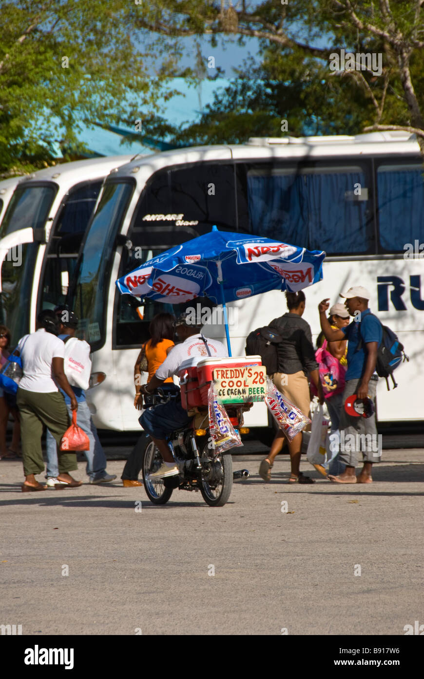 Tour bus au village de pêcheurs de Bayahibe République Dominicaine côte sud-est, destination touristique populaire pour des excursions en bateau pour Isla Saona Banque D'Images