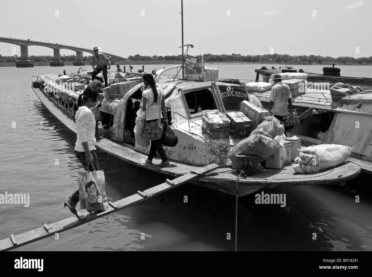 Les Cambodgiens d'embarquer sur un ferry-boat sur le Mékong à Kampong Cham, Cambodge Banque D'Images