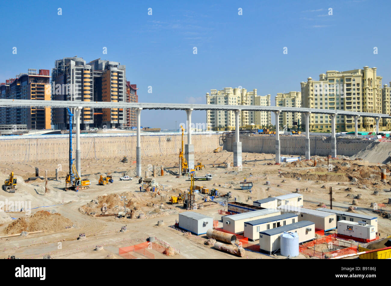 Dubai Palm Island artifical site développement ci-dessous et autour de frais généraux viaduc monorail qui fera le lien avec la nouvelle ligne de métro Banque D'Images