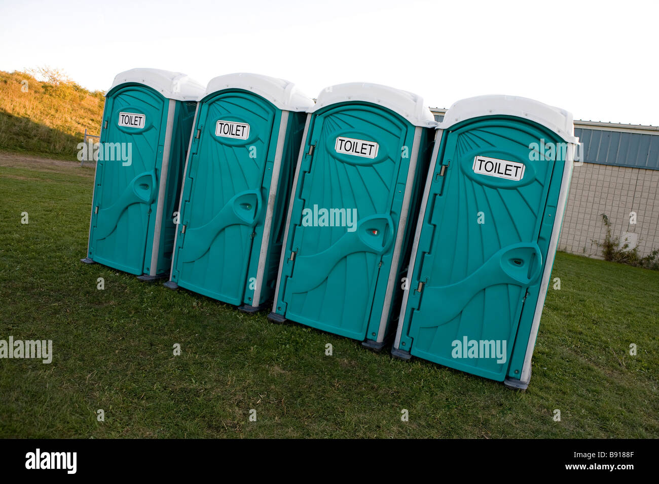 Toilettes extérieures portables dans un champ Banque D'Images