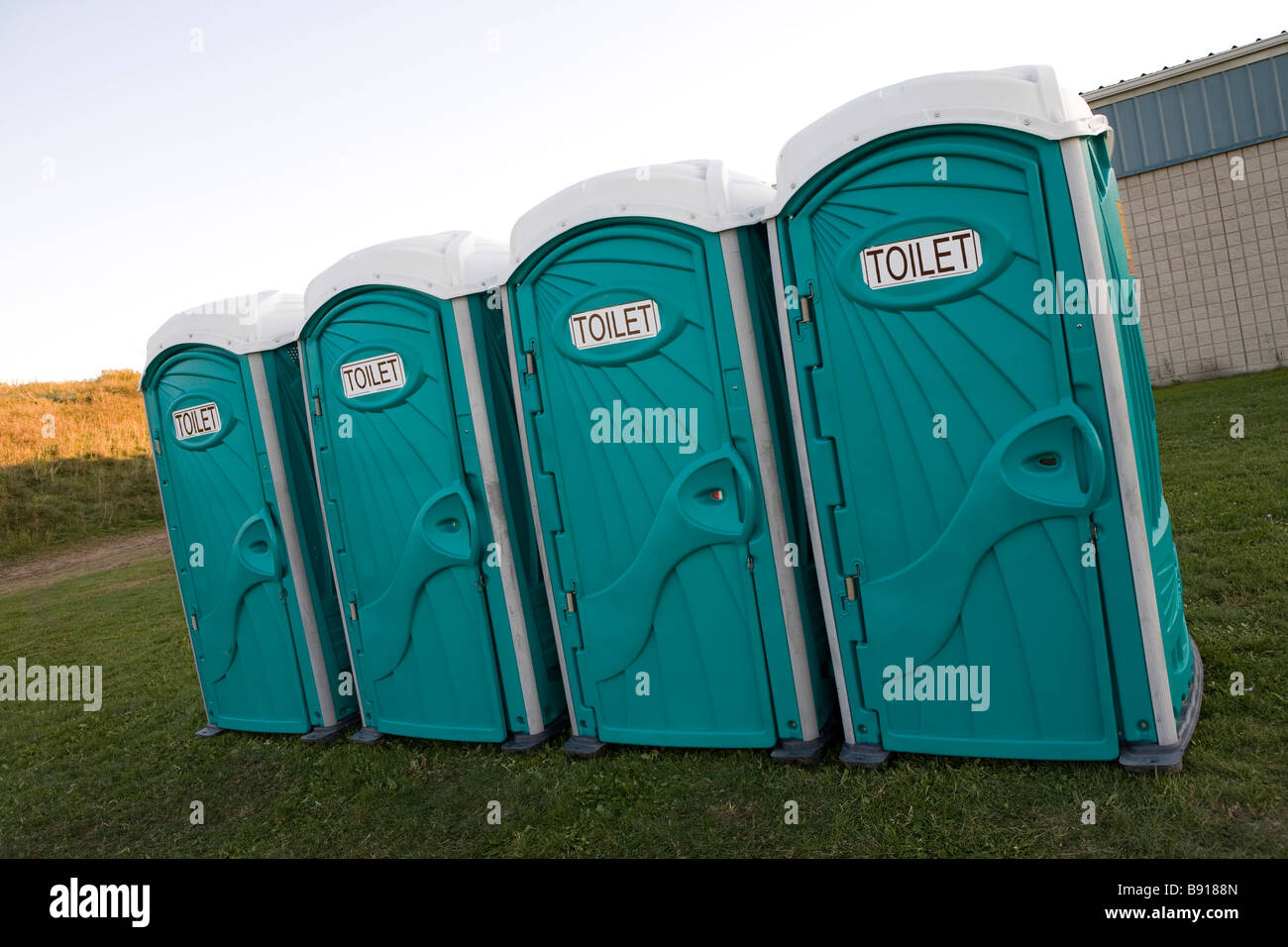 Toilettes portables toilettes extérieures dans un champ d'événements sportifs. Banque D'Images